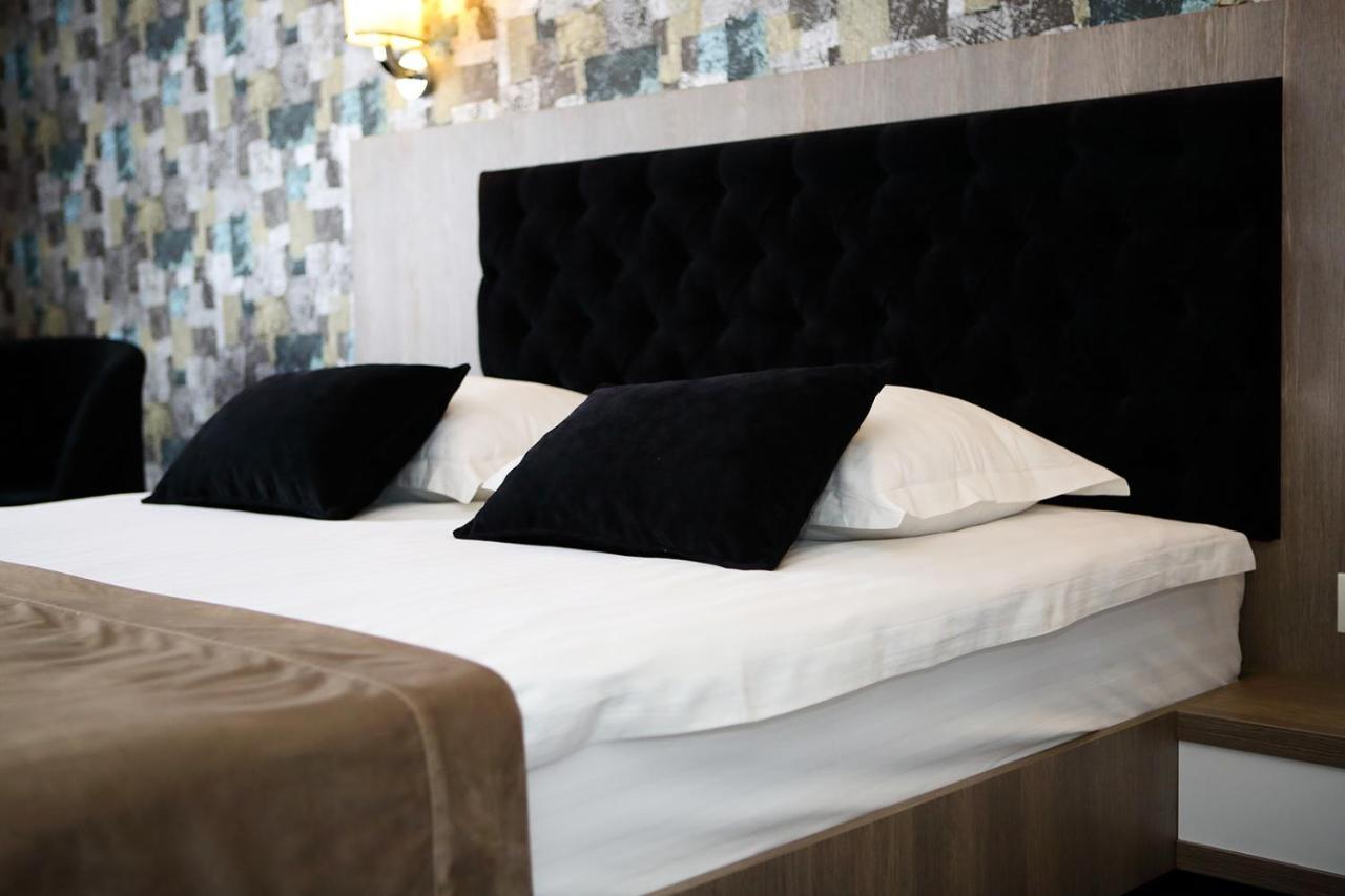 Meliss Events Hotel Craiova Buitenkant foto