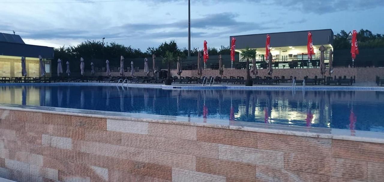 Meliss Events Hotel Craiova Buitenkant foto