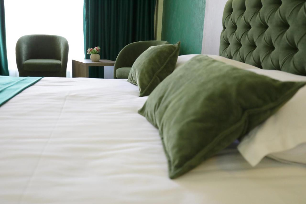 Meliss Events Hotel Craiova Buitenkant foto