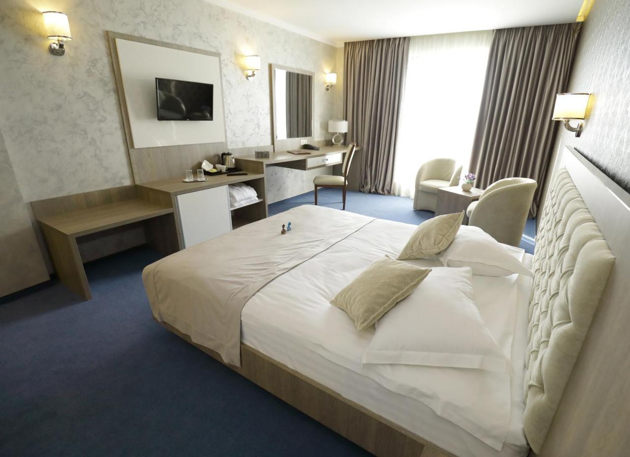 Meliss Events Hotel Craiova Buitenkant foto